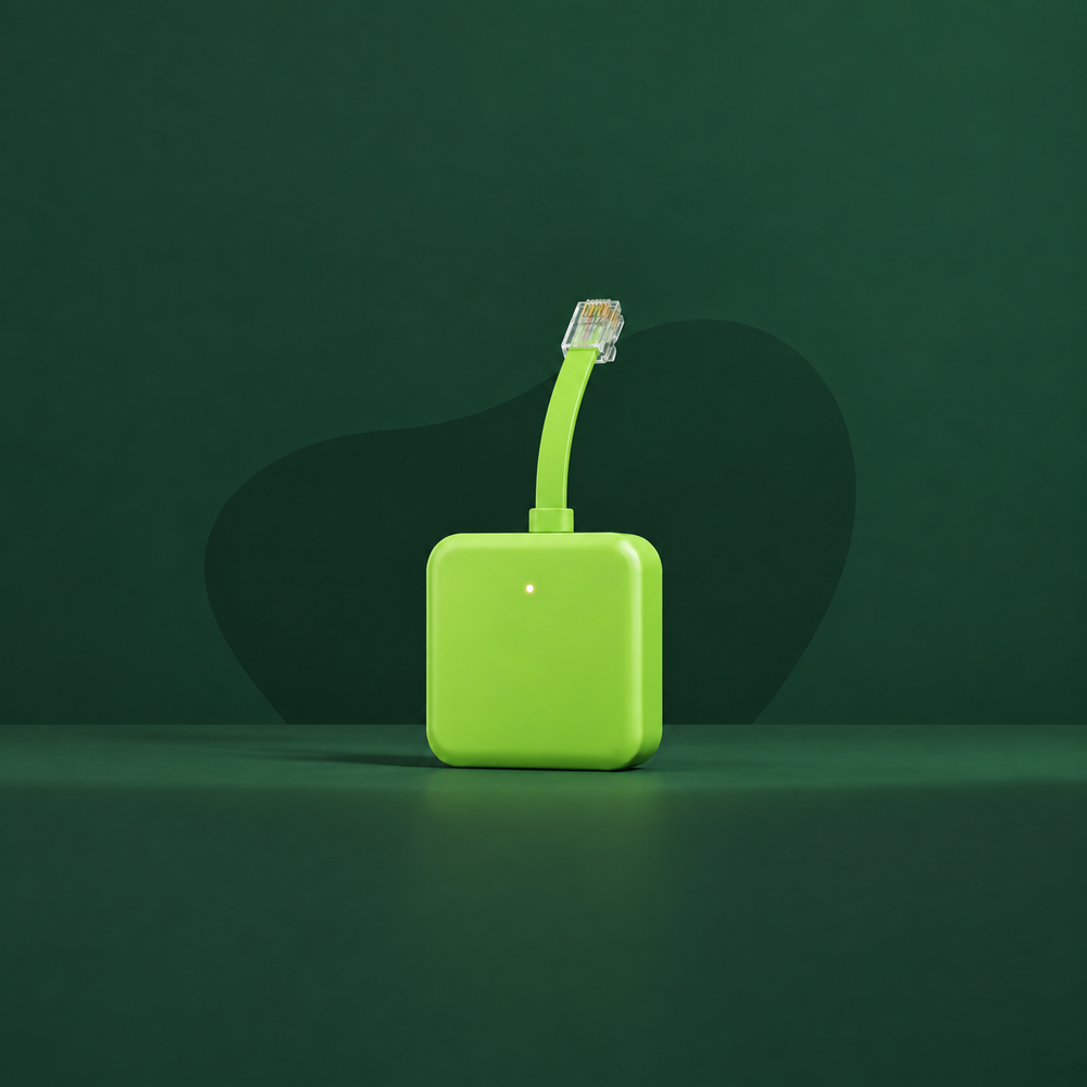 Groene P1-dongle op een donkergroene achtergrond