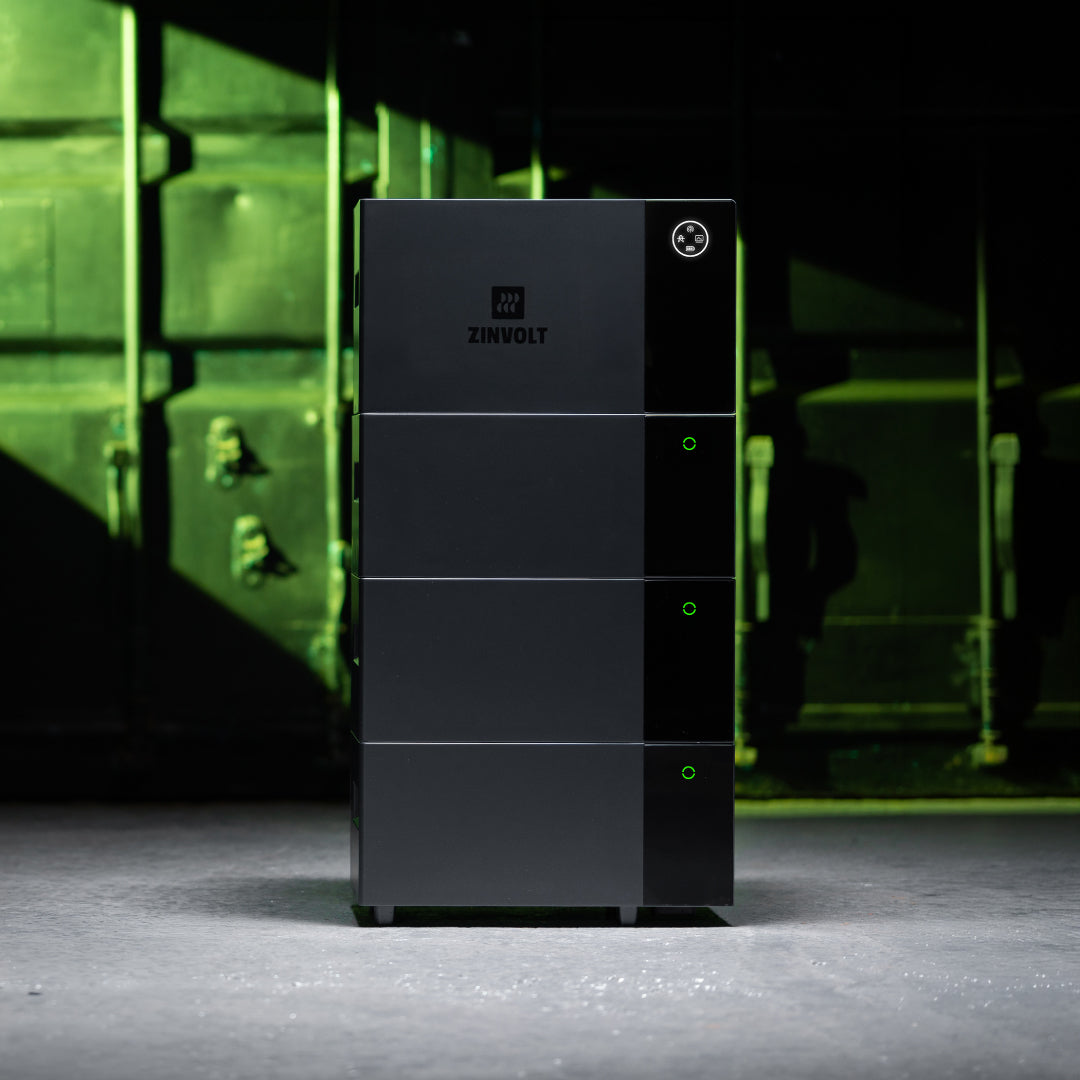 ZinVolt Core thuisbatterij in een groene industriële omgeving