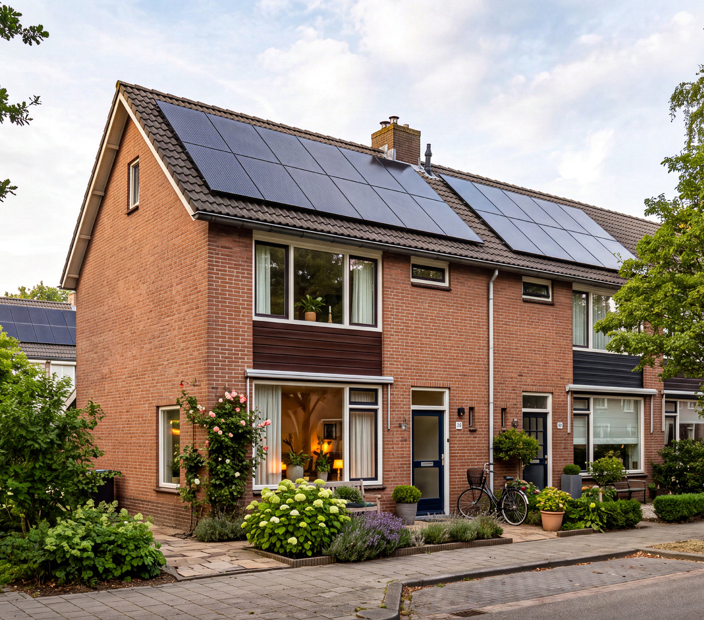 Nederlandse woning met zonnepanelen voor persoonlijk ZinVolt energieadvies
