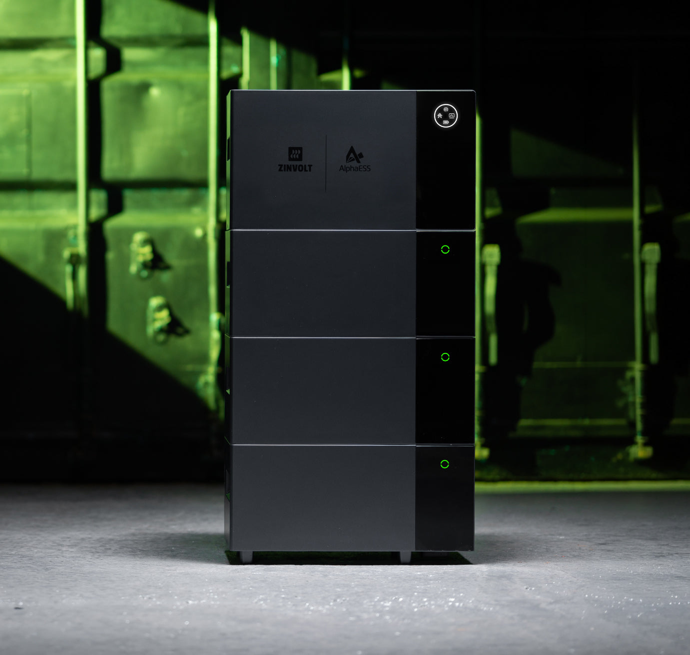 ZinVolt Core thuisbatterij in een groene industriële omgeving