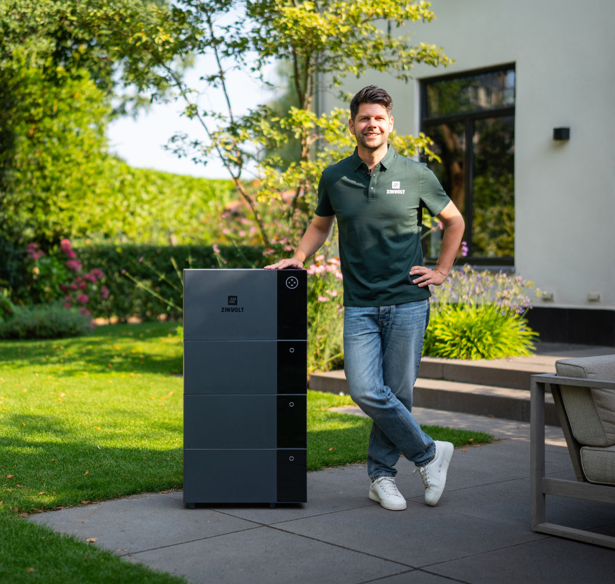 ZinVolt Core thuisbatterij in een groene industriële omgeving